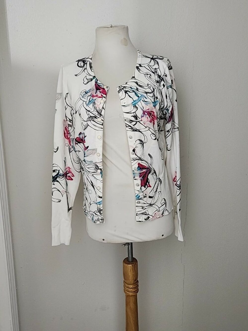 White House Black Market long sleeve floral sweater sz M